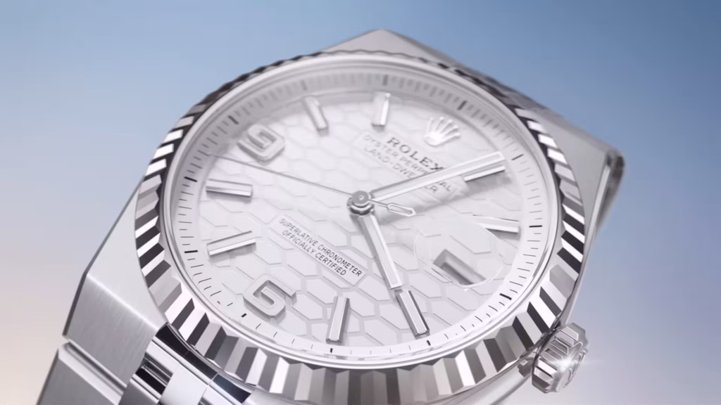Rolex Land-Dweller 2025 con diseño integrado y fondo elegante, imagen destacada del lanzamiento más importante del año