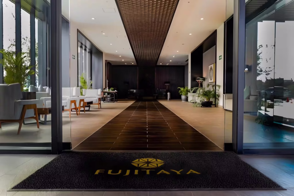 Entrada principal del Hotel Fujitaya en Juriquilla, Querétaro – Diseño minimalista japonés y hospitalidad boutique de lujo