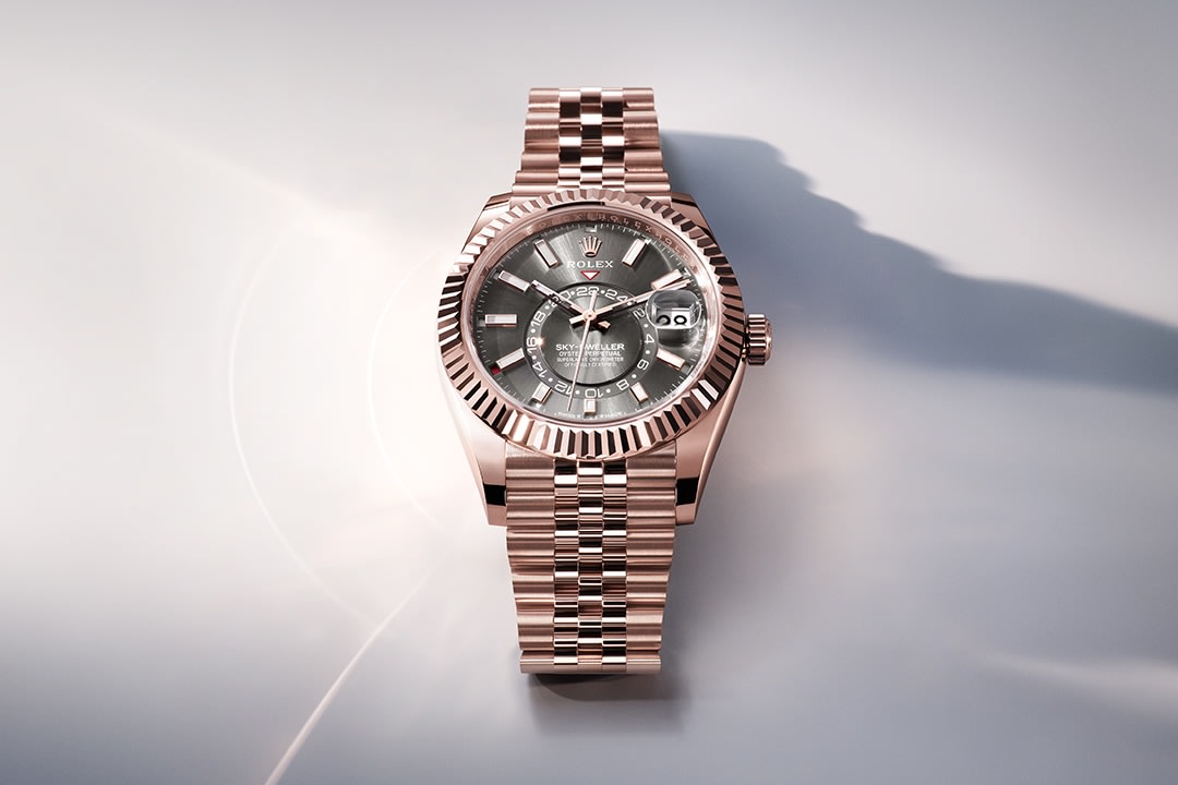 Rolex Sky-Dweller Everose 2025, una pieza de lujo en oro rosa con diseño sofisticado y bisel estriado