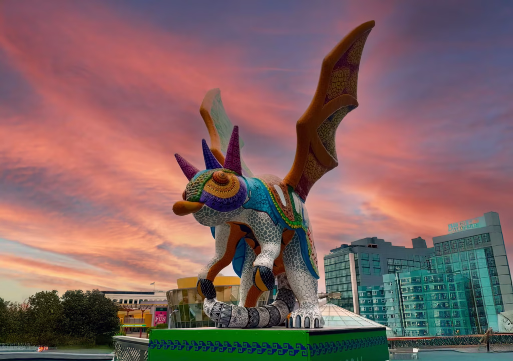 Figura artística de armadillo con colores vibrantes, símbolo del arte fantástico mexicano y la fauna imaginaria