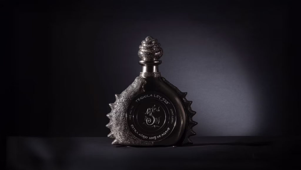 Bebidas alcohólicas Premium Botella de Tequila Ley .925 Diamante, el tequila más caro del mundo con incrustaciones de diamantes.