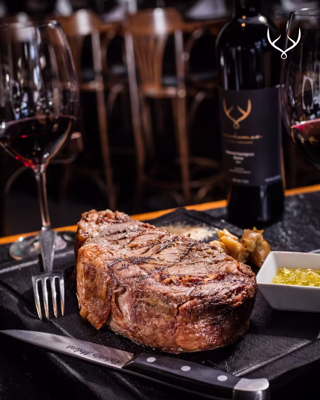 Corte de carne premium acompañado de Cabernet Sauvignon en restaurante Mochomos Querétaro