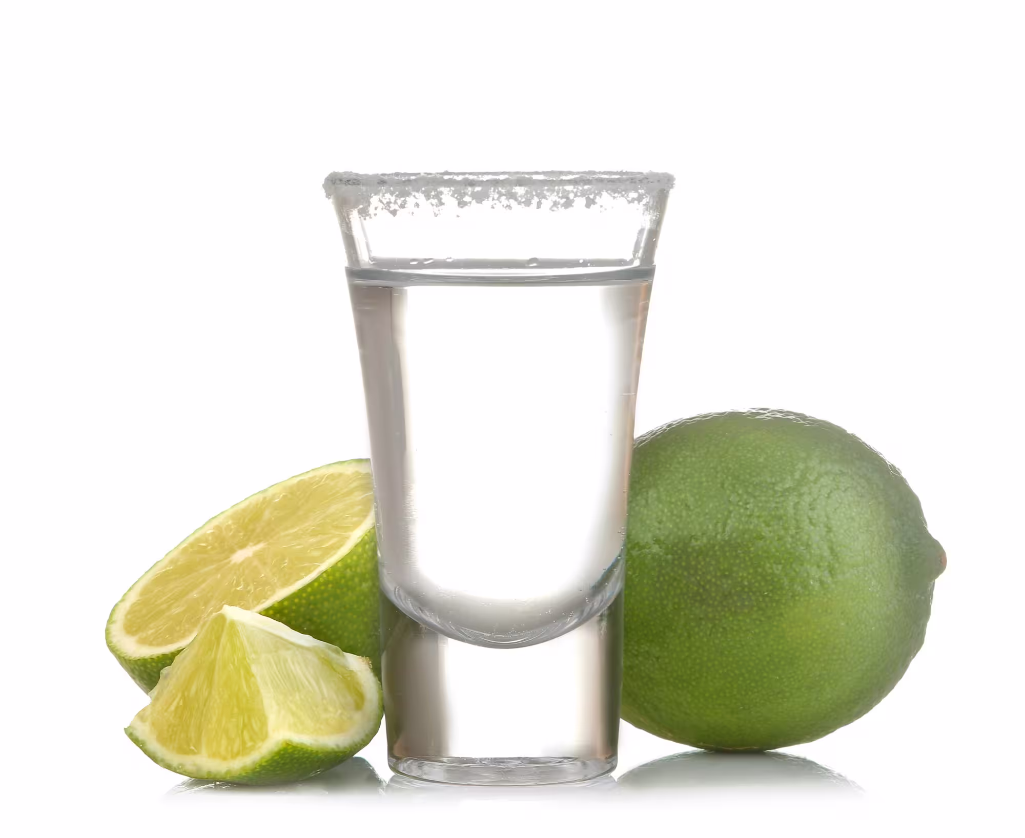 Shot de mezcal con limón y sal, servido en estilo sofisticado tipo mezcalita