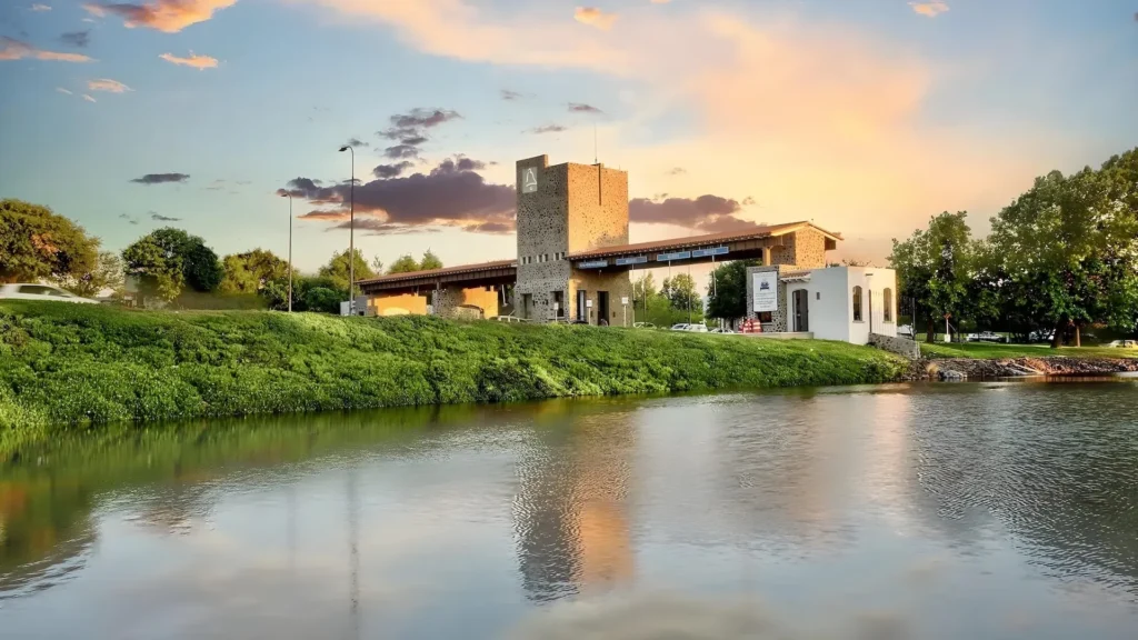 Acceso monumental a El Campanario Querétaro con lago y atardecer – una de Las Mejores Zonas para Vivir en Querétaro México
