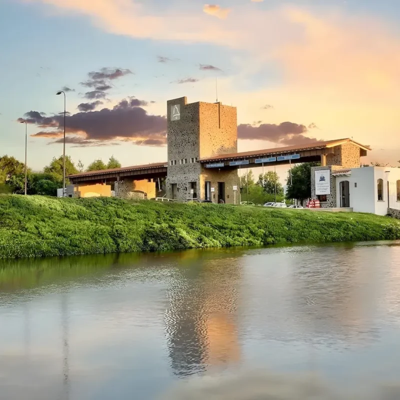 Acceso monumental a El Campanario Querétaro con lago y atardecer – una de Las Mejores Zonas para Vivir en Querétaro México