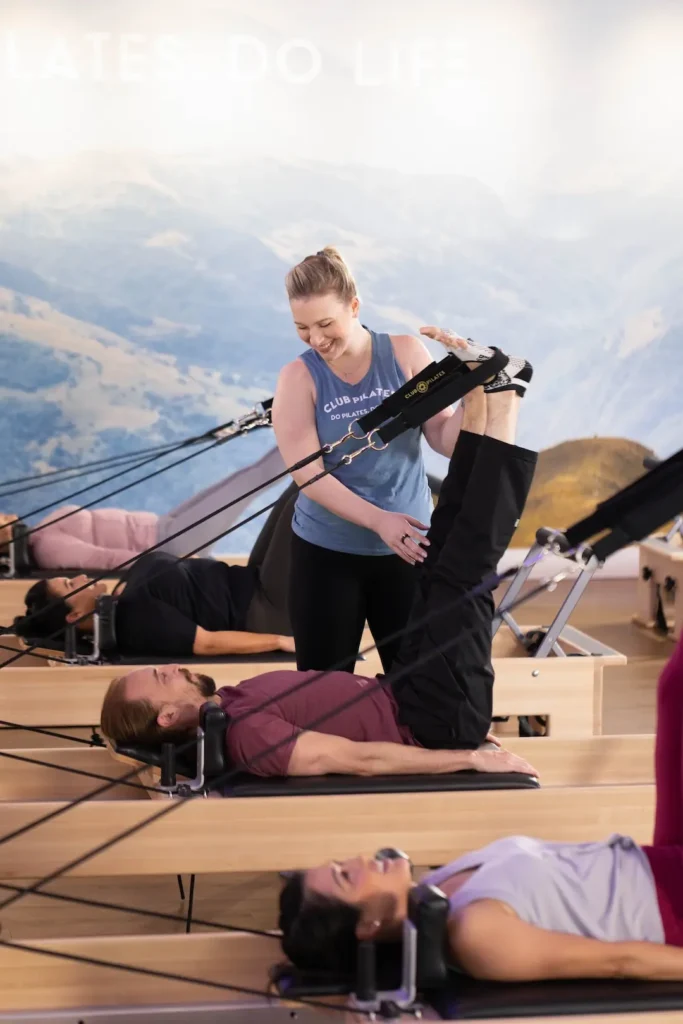 Entrenamiento de Pilates con máquinas Reformer guiado por instructora certificada en Club Pilates Bilbao – bienestar estructurado y movimiento de alto nivel