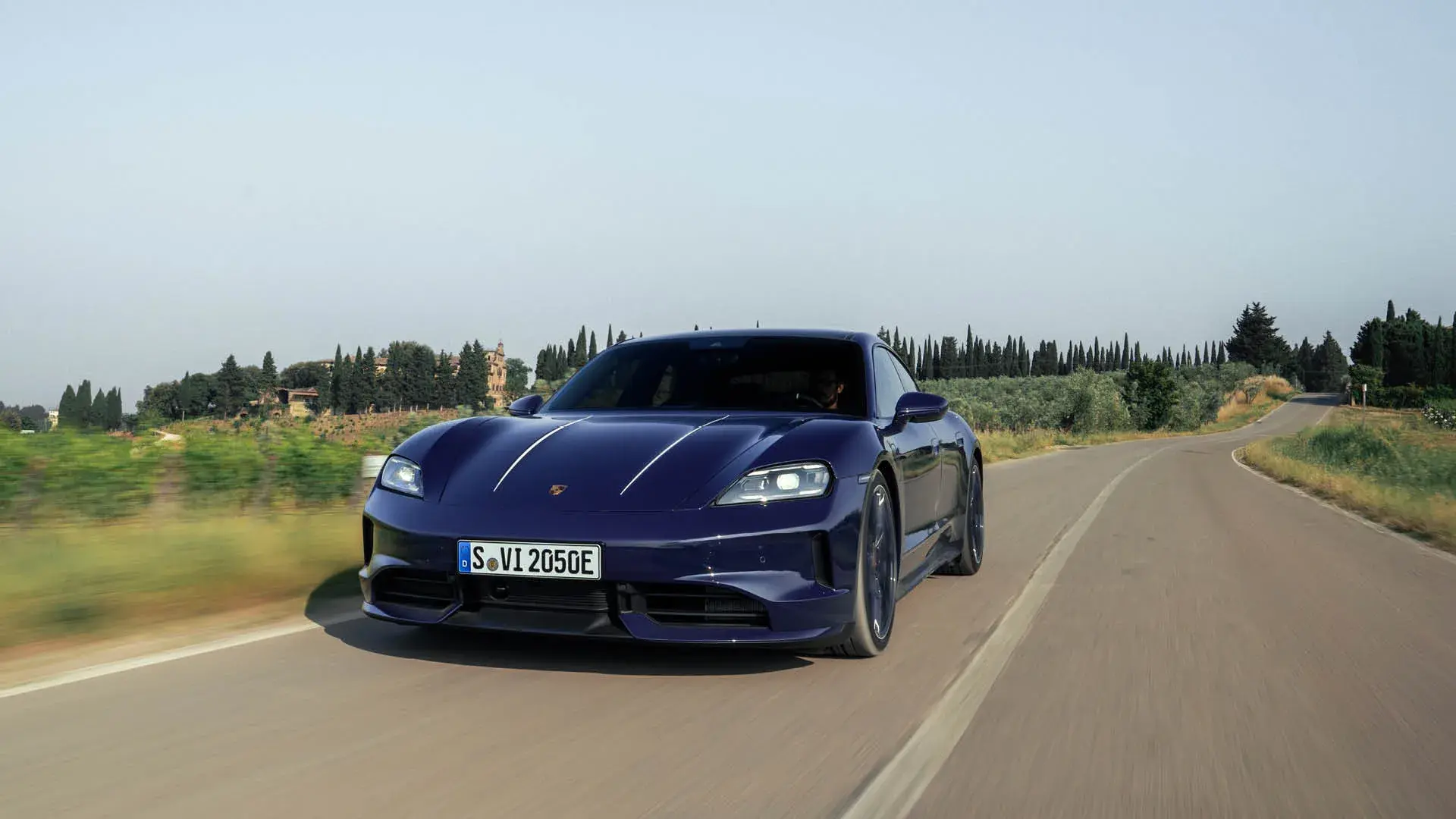 Porsche Italia x Ferragamo 2025: Velocidad vestida de elegancia Porsche Italia x Ferragamo 2025 en movimiento por carretera italiana, lujo y velocidad en armonía