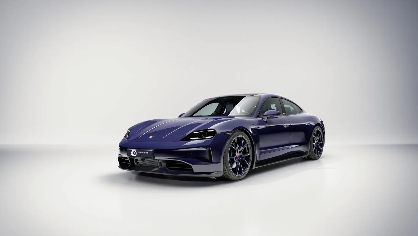 Taycan 4S Blusogno 2025: Electrificación elevada al arte por Porsche y Ferragamo Porsche Taycan 4S 2025 Blusogno – Edición limitada creada junto a Ferragamo para una colección de solo 52 autos eléctricos de alto lujo