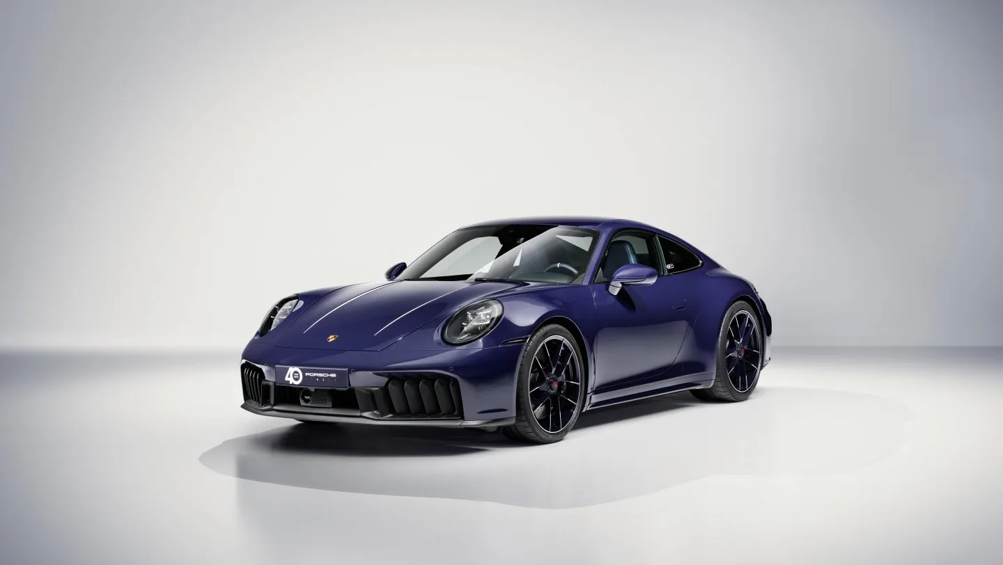 Porsche x Ferragamo: Edición Blusogno 2025, elegancia limitada a 52 piezas Porsche x Ferragamo 2025 en color Blusogno – Edición limitada de 52 unidades del 911 Carrera 4 GTS y Taycan 4S en escena editorial