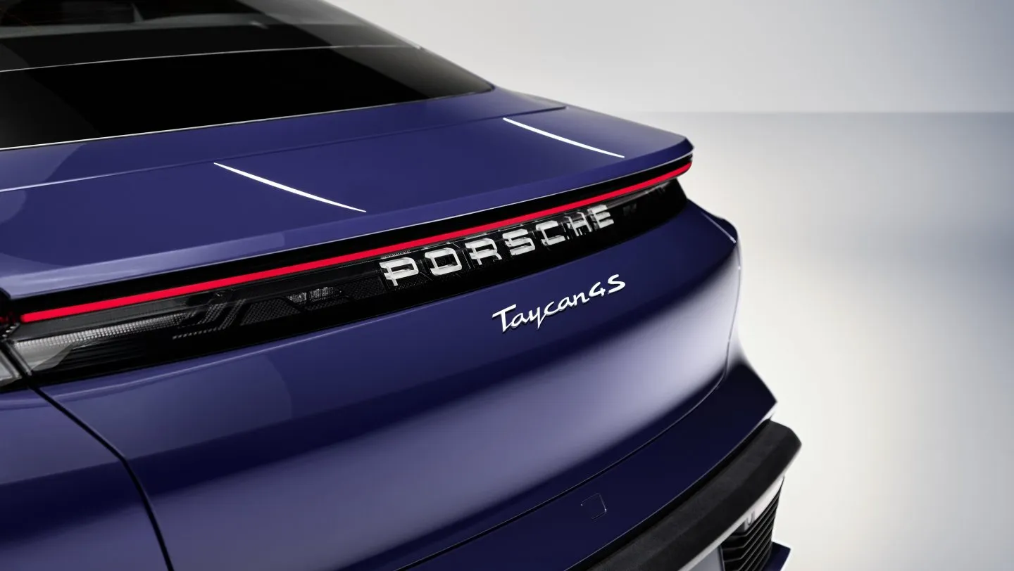 Blusogno 2025: El azul que define el lujo moderno según Porsche y Ferragamo Tono Blusogno exclusivo de Porsche x Ferragamo 2025 – Detalle visual de la pintura que viste las 52 unidades de la edición limitada