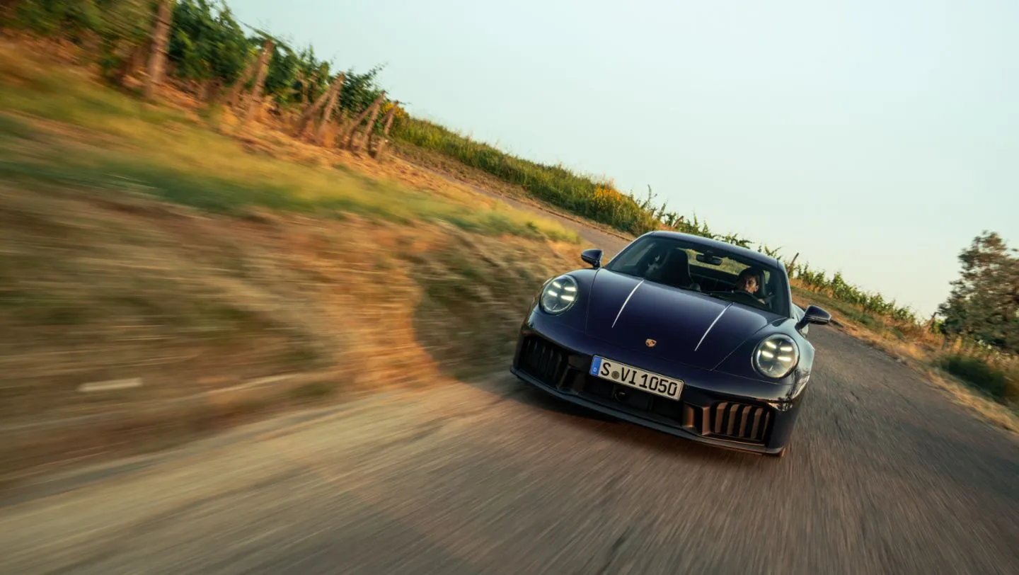 911 Carrera 4 GTS Blusogno: Tributo dinámico al 40° Aniversario de Porsche Italia Porsche 911 Carrera 4 GTS Blusogno – Edizione 40 Anni Porsche Italia 2025, lujo alemán reinterpretado por Ferragamo