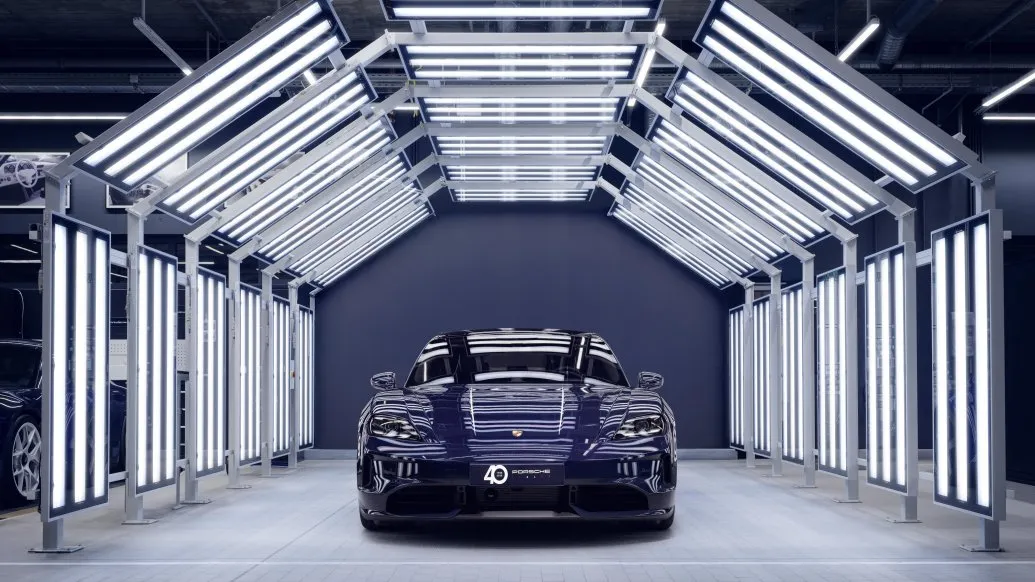Porsche x Ferragamo 2025: Serie Blusogno exclusiva de 52 autos Porsche x Ferragamo Edición Limitada 2025: 52 unidades del 911 Carrera 4 GTS y Taycan 4 S en color Blusogno para coleccionistas exigentes