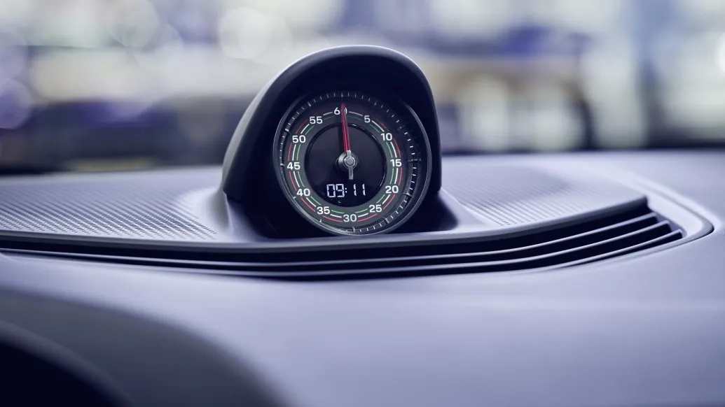 Sport Chrono Blusogno: El tiempo también fue diseñado para sentirse exclusivo Reloj Sport Chrono personalizado en el Porsche 911 Carrera Blusogno 2025 – detalle funcional con firma estética de Ferragamo