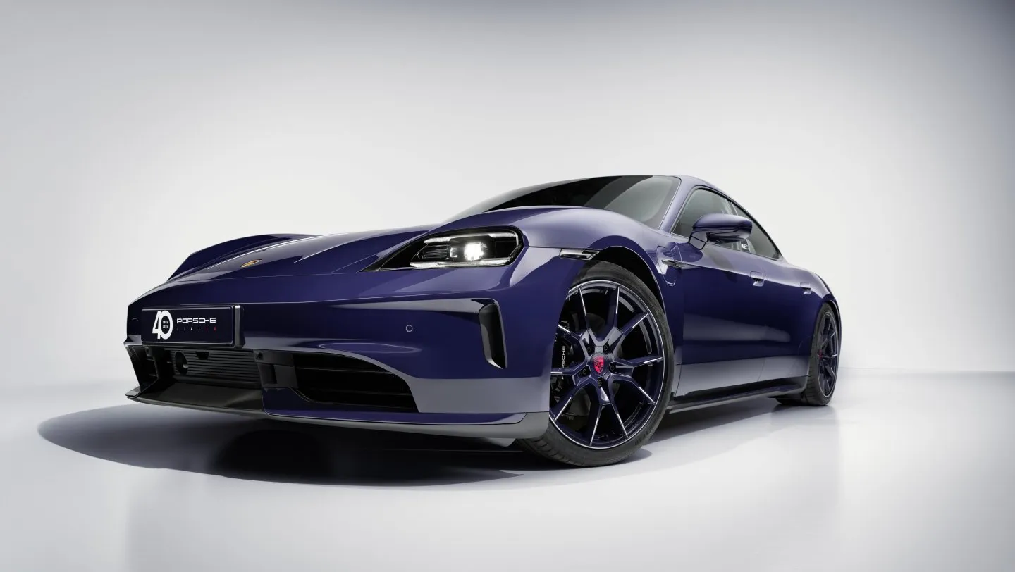 911 Carrera 4 GTS Blusogno: El ícono Porsche elevado por Ferragamo Porsche 911 Carrera 4 GTS edición Blusogno 2025 en escena estática – símbolo de potencia contenida y diseño artesanal