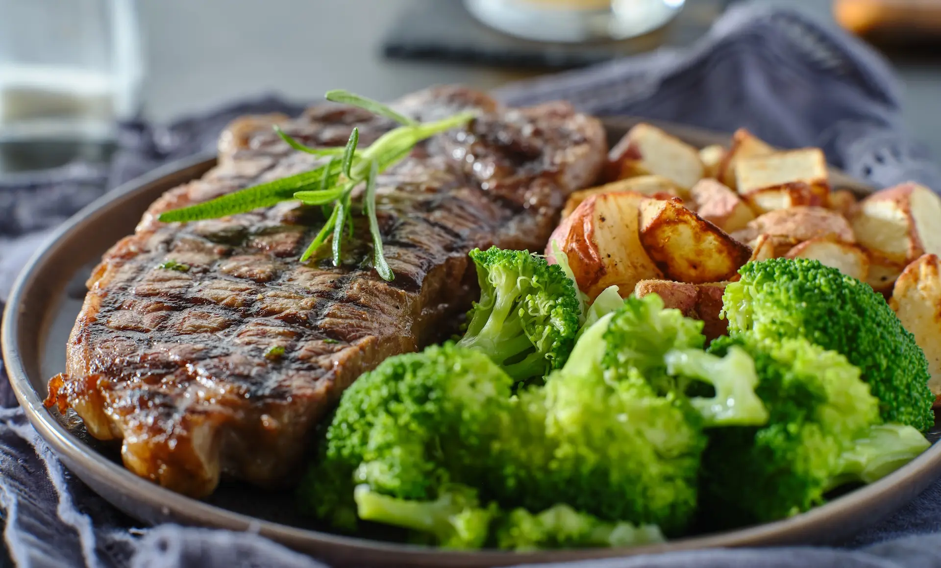 New York Strip steak a la parrilla con romero y vegetales en restaurante gourmet de Juriquilla, Querétaro – lujo gastronómico al estilo fuego y precisión