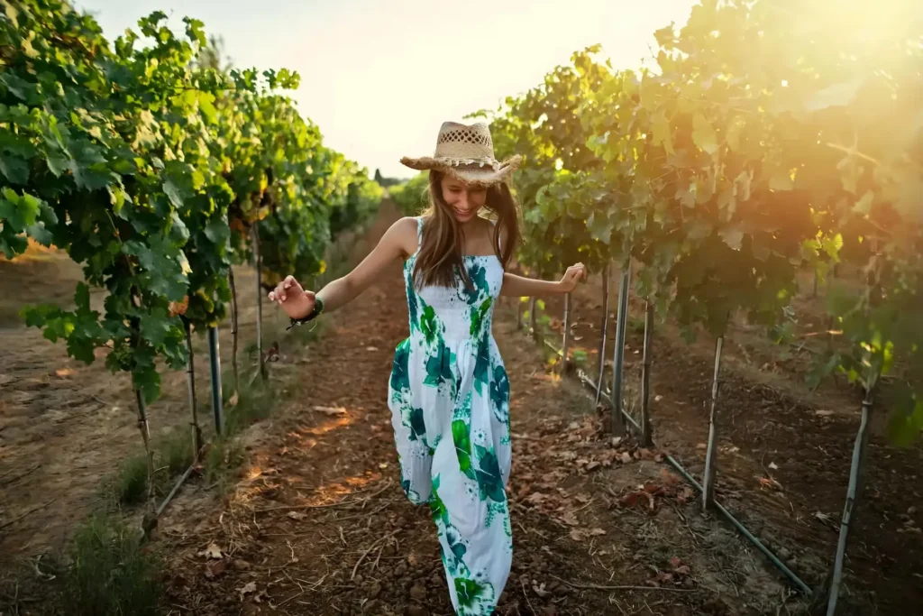 mujer paseando entre viñedos de la ruta del vino y el queso en Viñedos del Lobo, Ruta del Vino y el Queso en Querétaro