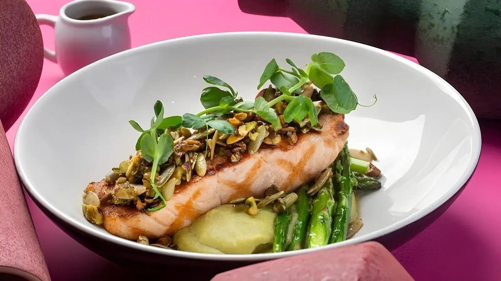Salmón a la pepitoria con pistacho en Hunger: Tradición reinterpretada con elegancia visual Plato de salmón a la pepitoria con pistachos servido en Hunger Juriquilla – cocina creativa con presentación gourmet en Querétaro