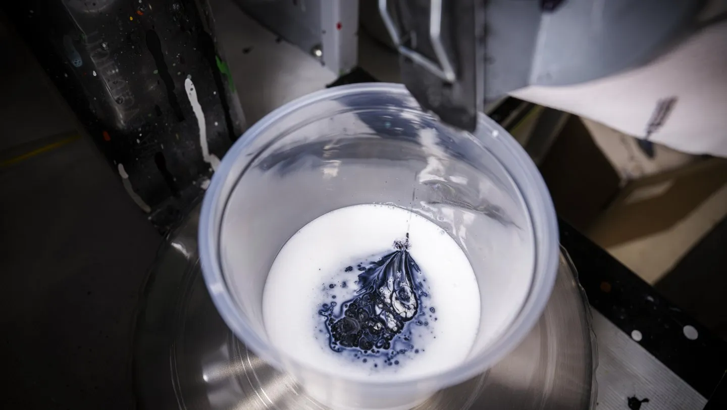 Creación del color Blusogno: El origen artesanal de un azul de colección Proceso de creación del color Blusogno para Porsche x Ferragamo 2025 – una mezcla exclusiva que eleva la pintura automotriz al nivel del arte