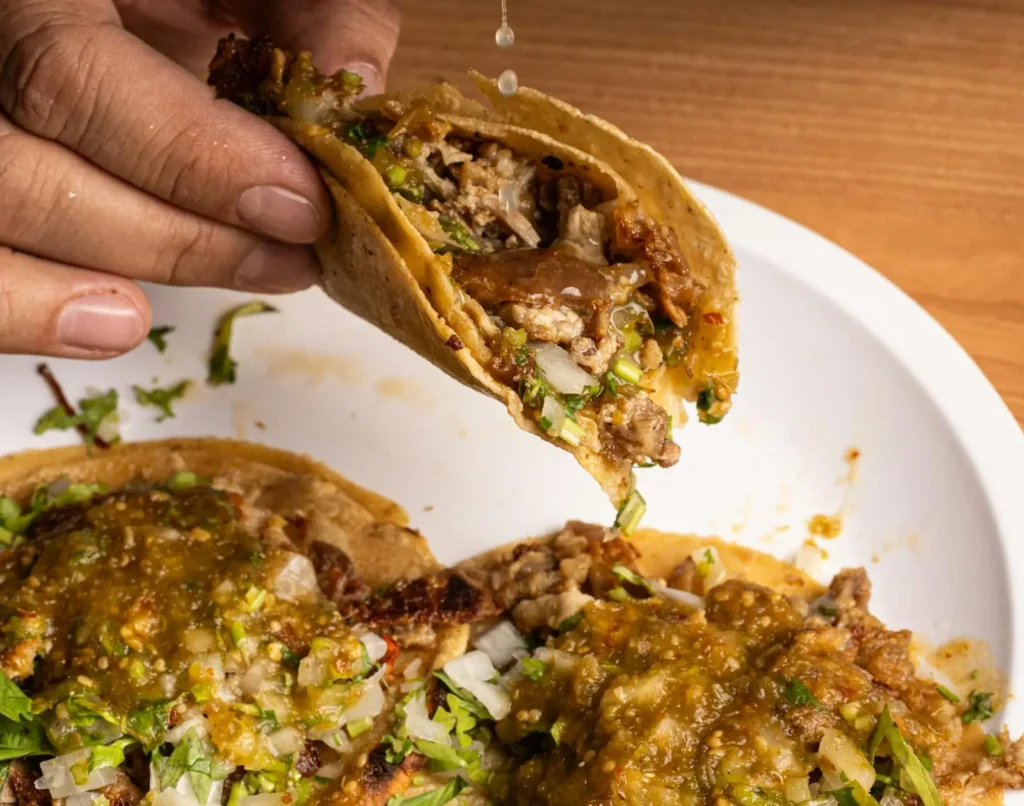 tacos de carnitas con salsa verde y chile