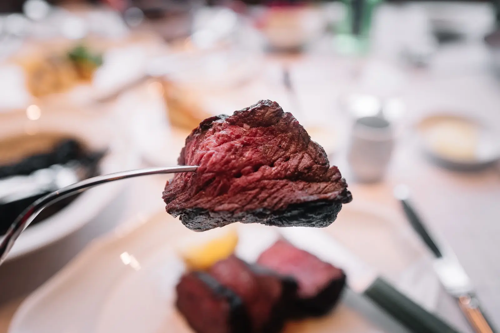 Rib eye en Hunger Juriquilla: La carne como arte, el fuego como firma Trozo de rib eye al término perfecto servido en Hunger Juriquilla – carne premium para amantes del sabor intenso y jugoso