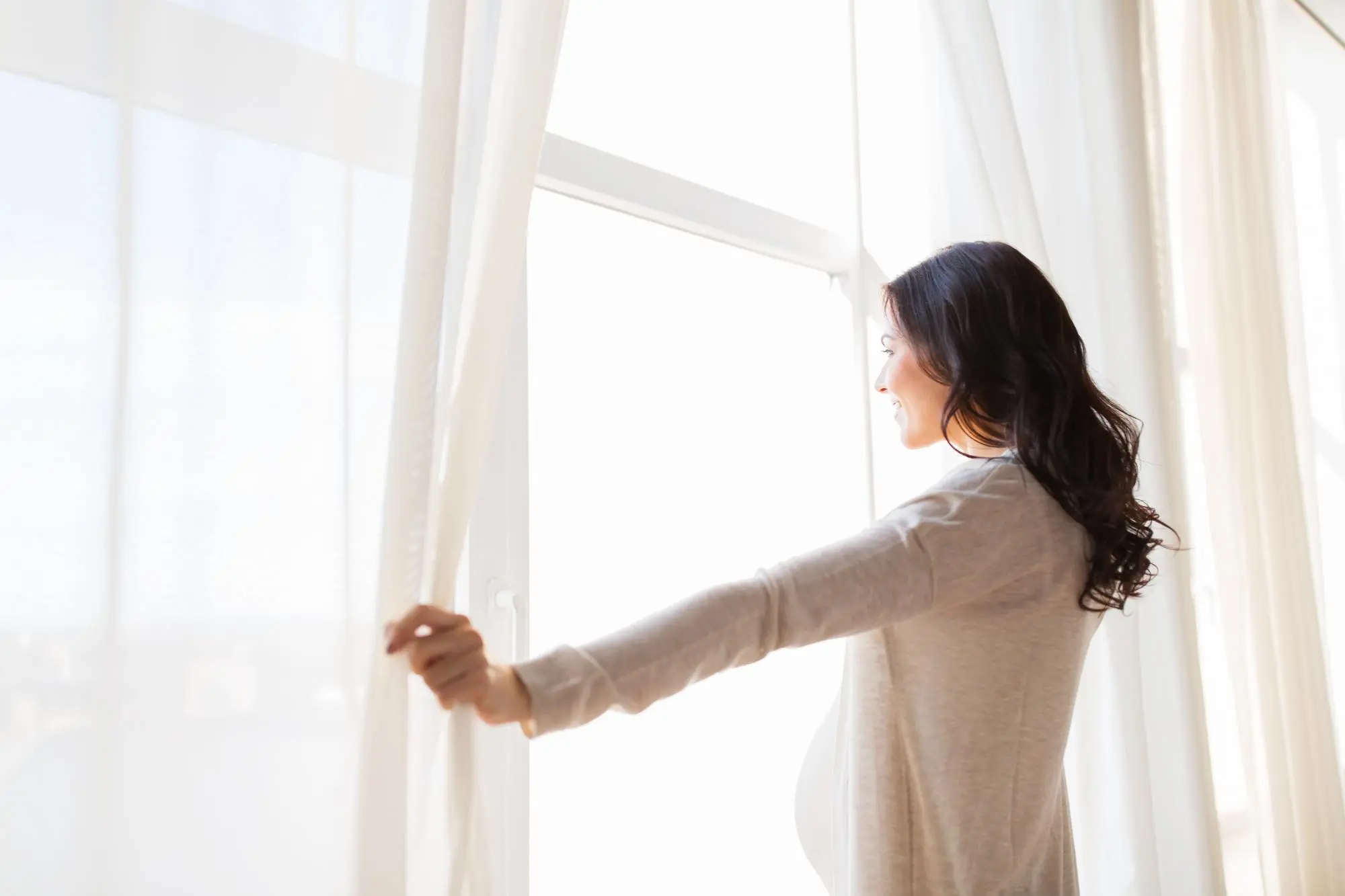 Relocation en Querétaro | Nueva vida para expats y familias internacionales 2025 Mujer embarazada expatriada mirando Querétaro desde la ventana de su casa nueva — Relocation en Querétaro 2025