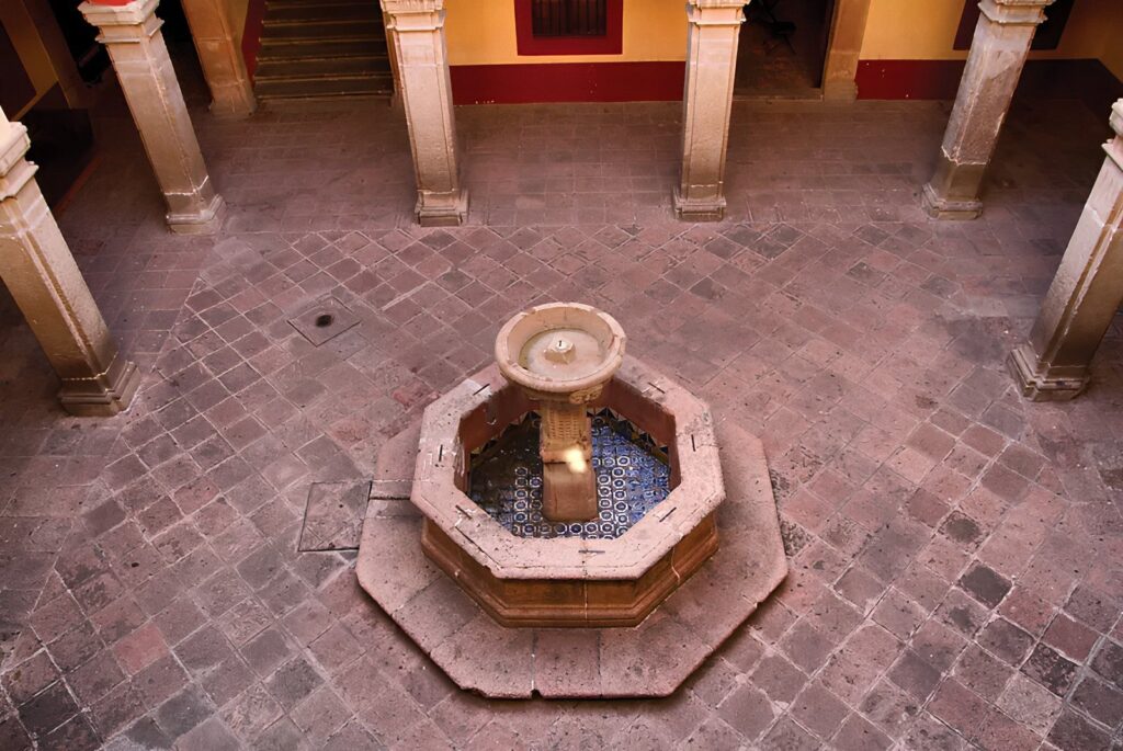 Vista de la fuente central del Museo de Querétaro, México – fotografía artística de SUNTUO que refleja la serenidad del agua y la belleza colonial del recinto histórico.
