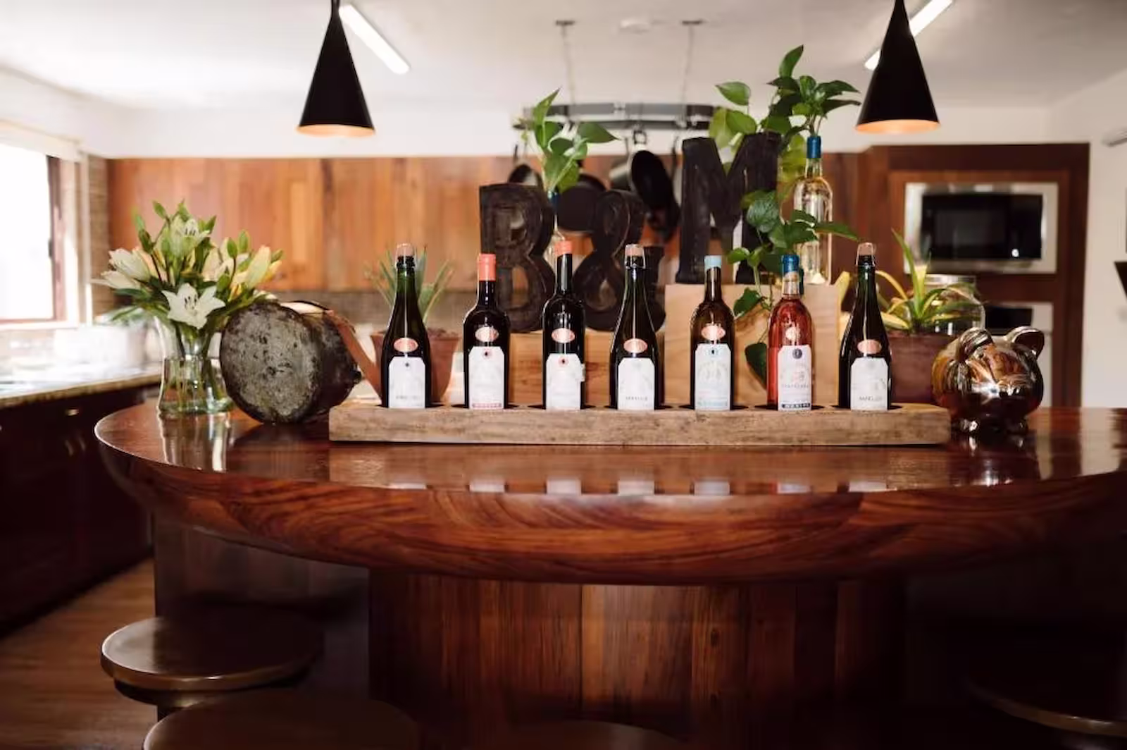 Vista del mini bar de vinos en María y Bernardo Casa Viñedo, Querétaro México — diseño elegante y experiencia vinícola personalizada.