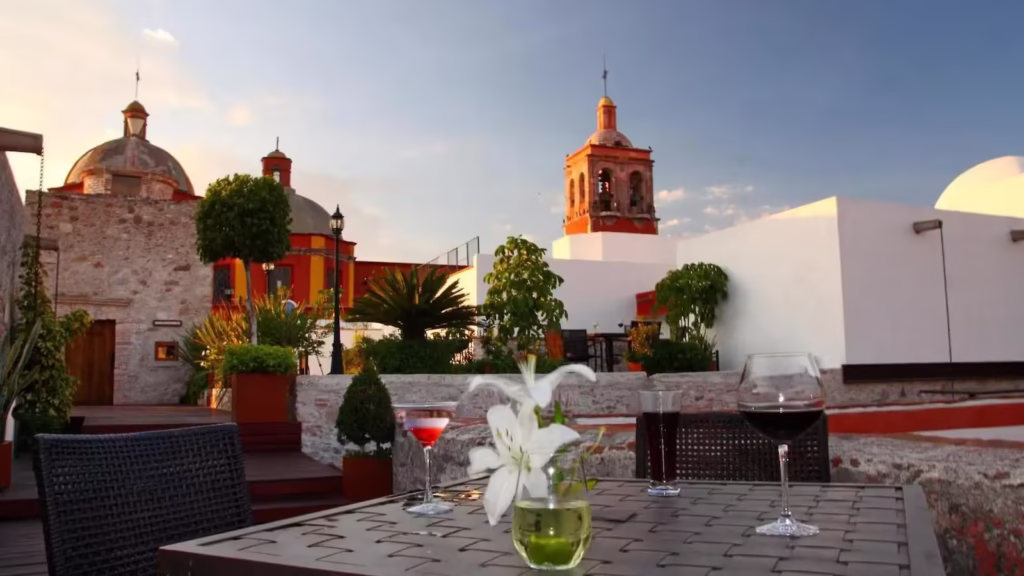 Vista de la terraza con mesa en La Casona de la República Hotel Boutique, Querétaro México — encanto colonial y hospitalidad boutique.