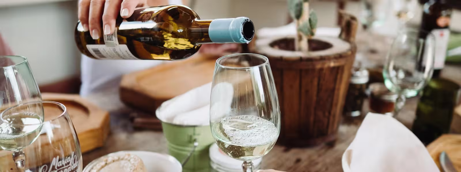Vista de vino servido en María y Bernardo Casa Viñedo, Querétaro México — lujo sensorial y arte del vino queretano.