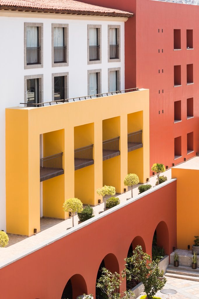 Fachada del Hotel Grand Fiesta Americana Querétaro bajo un cielo azul — elegancia y arquitectura contemporánea.