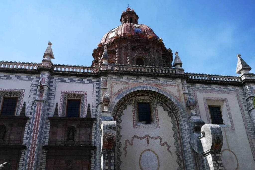 Cúpula y fachada del Templo de Santa Rosa de Viterbo con detalles ornamentales de arquitectura barroca en Querétaro.
