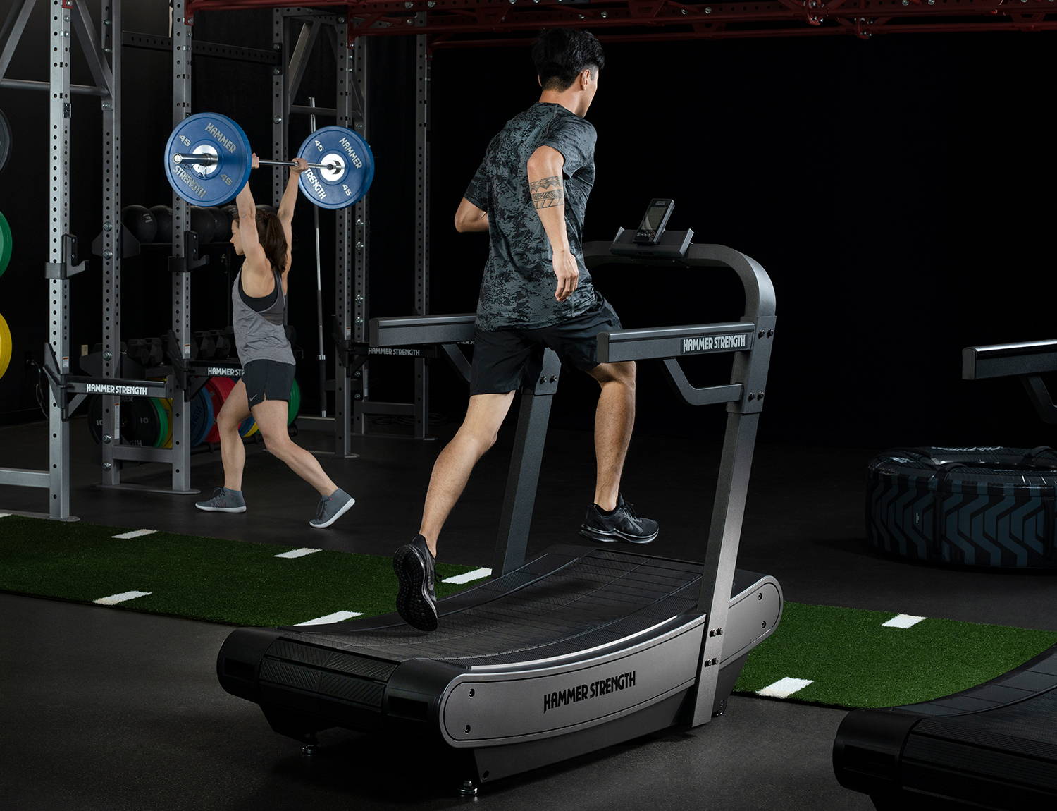 Atleta realiza un sprint en Hammer Strength HD Tread