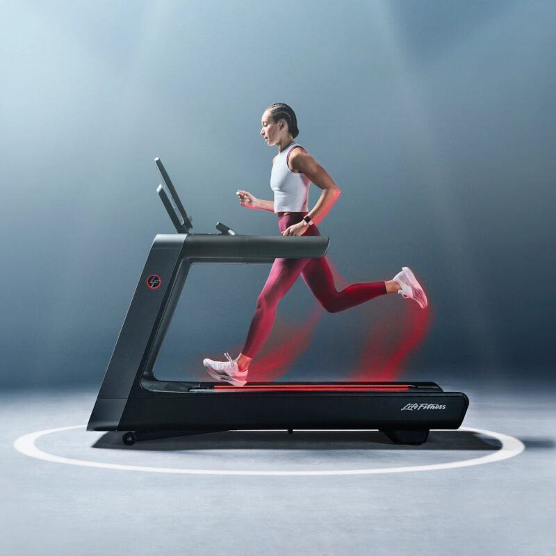 Life Fitness Symbio Runner en uso, caminadora premium para hoteles y gimnasios