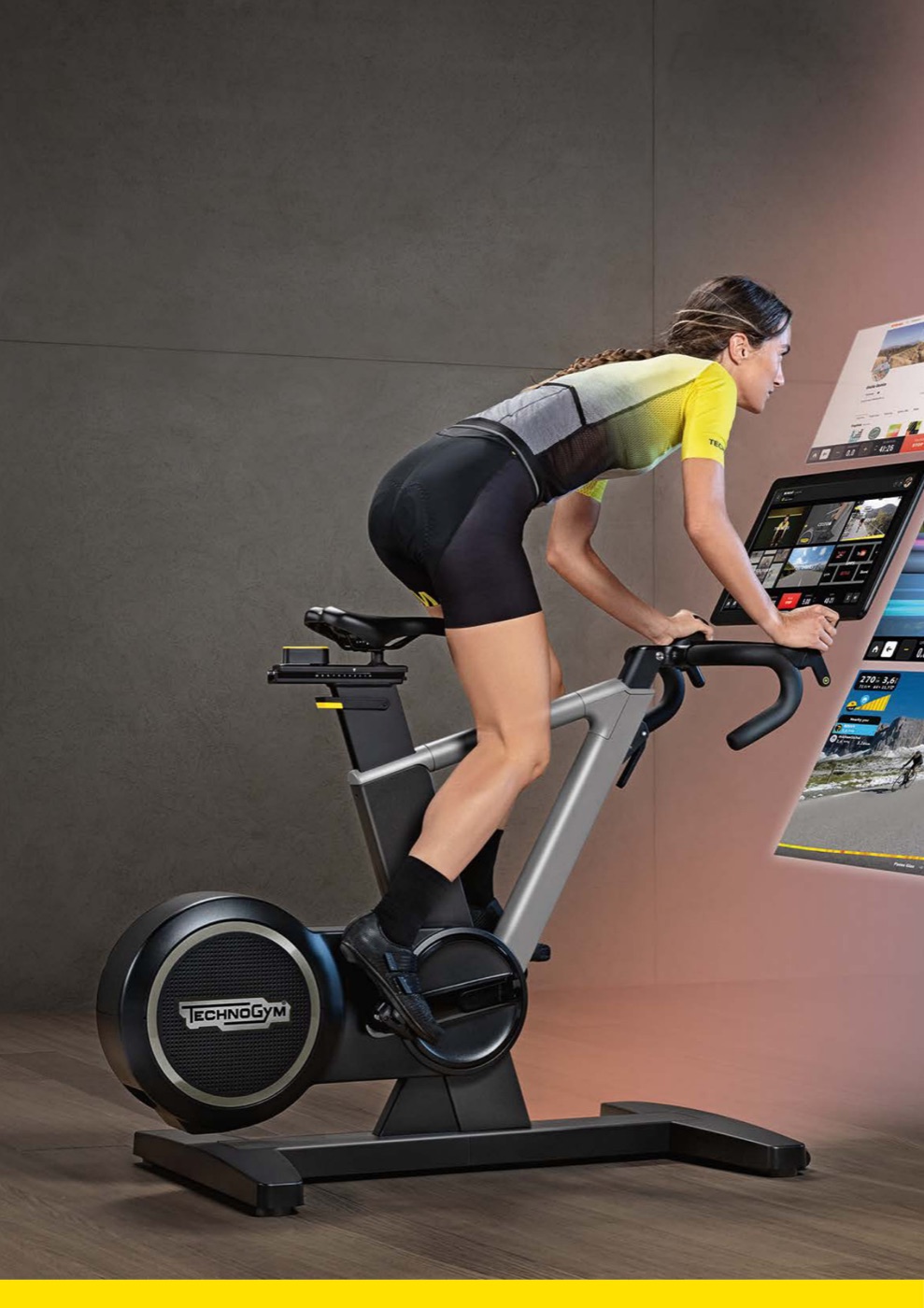 Ciclista utilizando Technogym Ride con pantalla integrada