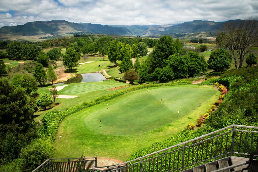 Vista aérea ilustrativa de un campo de golf con fairways verdes y colinas; no es Zibatá Golf.