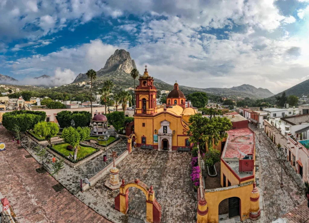Vista panorámica de Bernal con su templo y la Peña de Bernal al fondo, en el municipio de Ezequiel Montes, Querétaro.