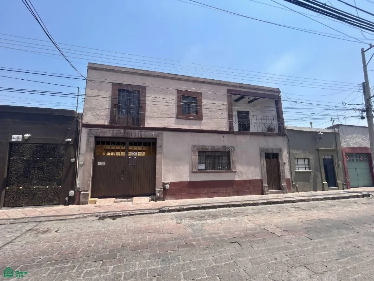 Fachada de dos niveles y acceso de la casa del Centro Histórico de Querétaro