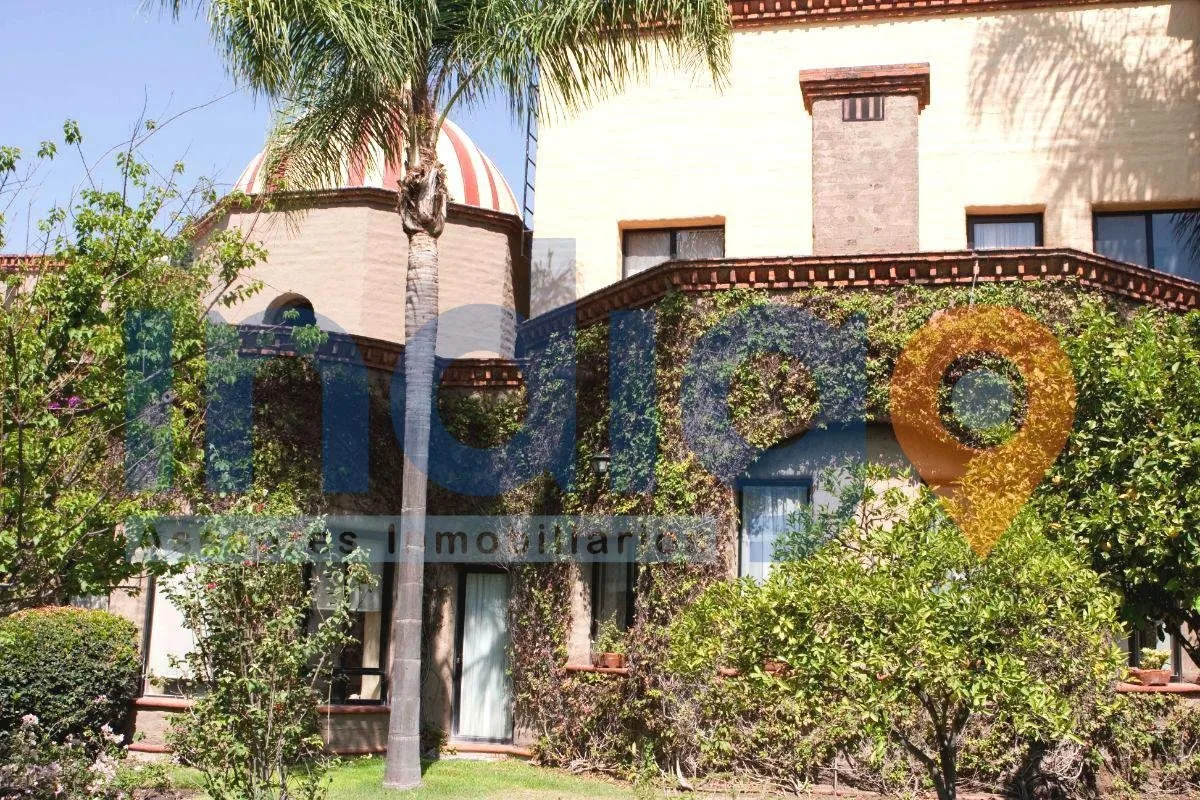 Fachada con cúpula y jardín de Casa Huertas del Carmen, Corregidora