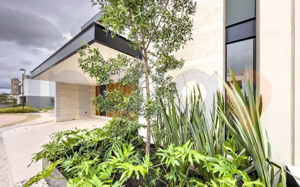Representación de la jardinera frente a la fachada de la casa en La Vista Residencial