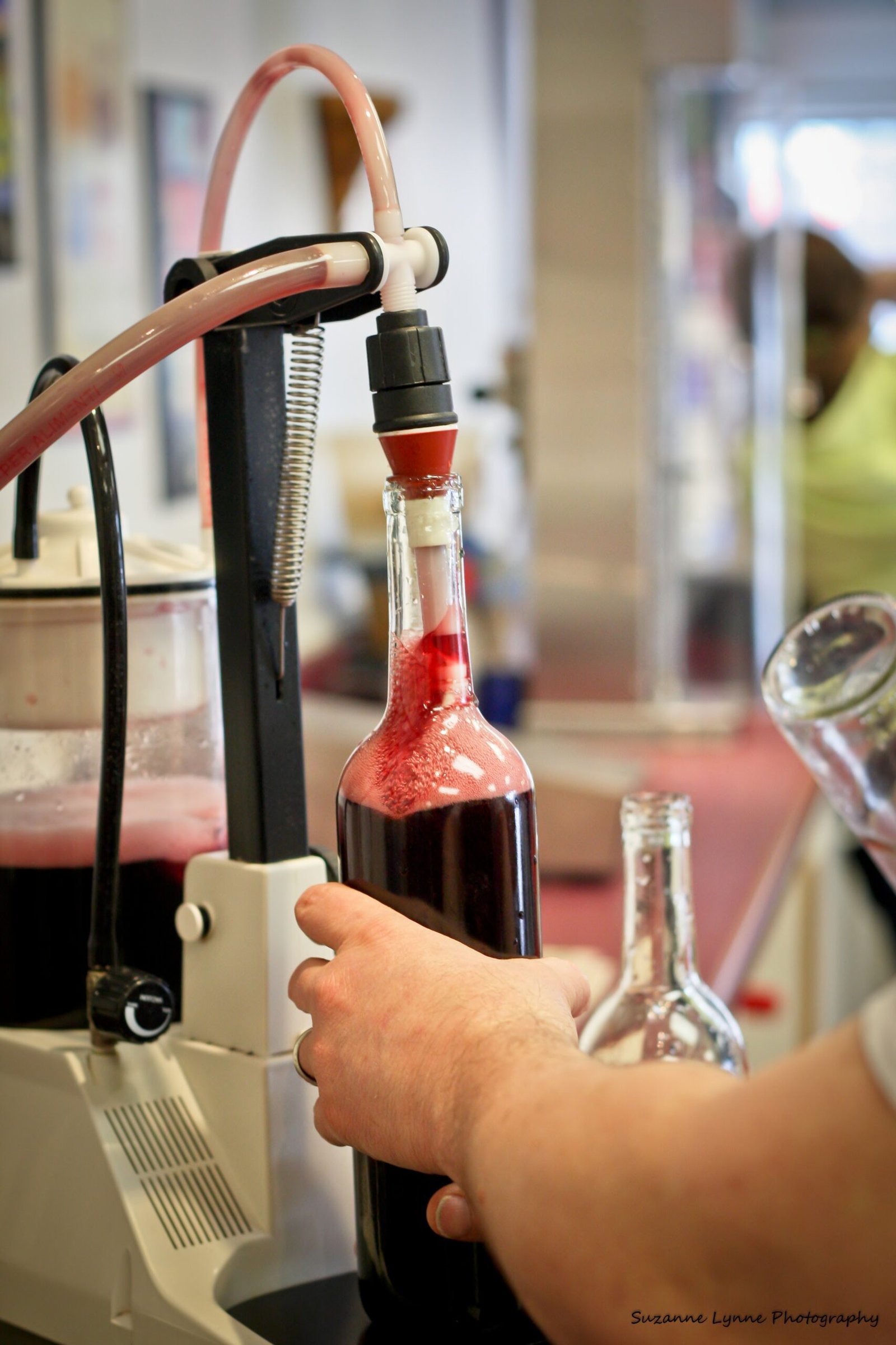Imagen ilustrativa del llenado de una botella de vino