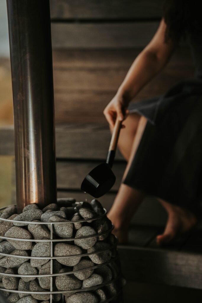 Imagen ilustrativa de agua sobre piedras de sauna